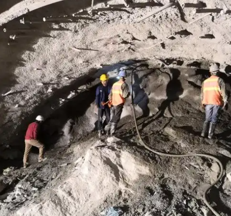 金沙隧道拱顶带模注浆料，微膨胀注浆料的特点及施工工艺